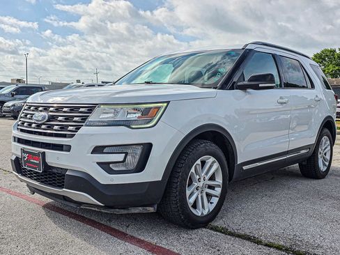 Used 2017 Ford Explorer XLT w/ Equipment Group 202A FWD image 3