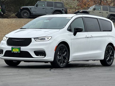 New 2026 Chrysler Pacifica Select image 9