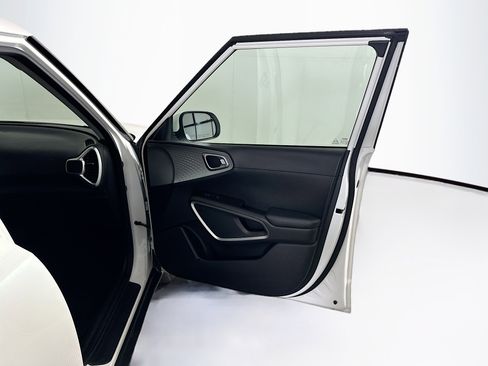 Used 2025 Kia Soul LX w/ LX Technology Package image 30