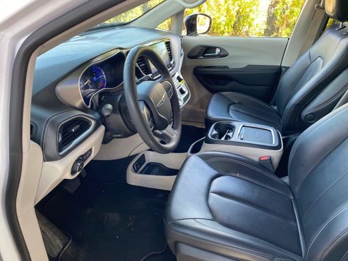 Used 2024 Chrysler Pacifica Limited FWD image 29
