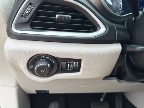 Used 2024 Chrysler Pacifica Touring-L FWD image 26