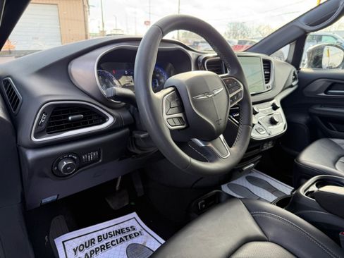 Used 2025 Chrysler Pacifica Select image 16