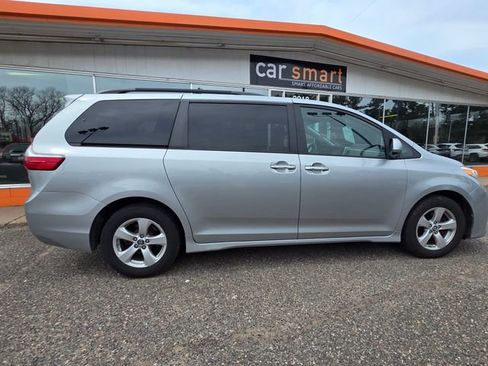 Used 2020 Toyota Sienna LE w/ LE Preferred Package image 8