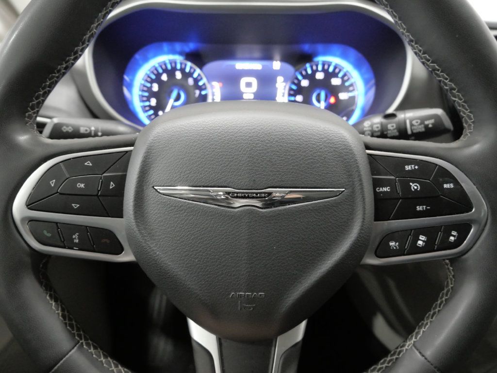 Used 2024 Chrysler Pacifica Touring-L FWD image 16