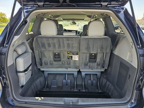 Used 2018 Toyota Sienna XLE w/ XLE Navigation Package FWD image 14
