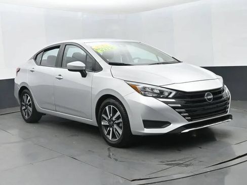 Used 2025 Nissan Versa SV FWD image 2