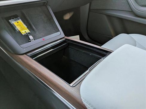 Used 2024 Tesla Model X image 12