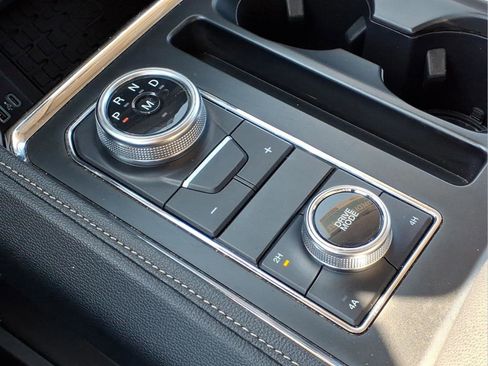 Used 2024 Ford Expedition Max XLT image 11