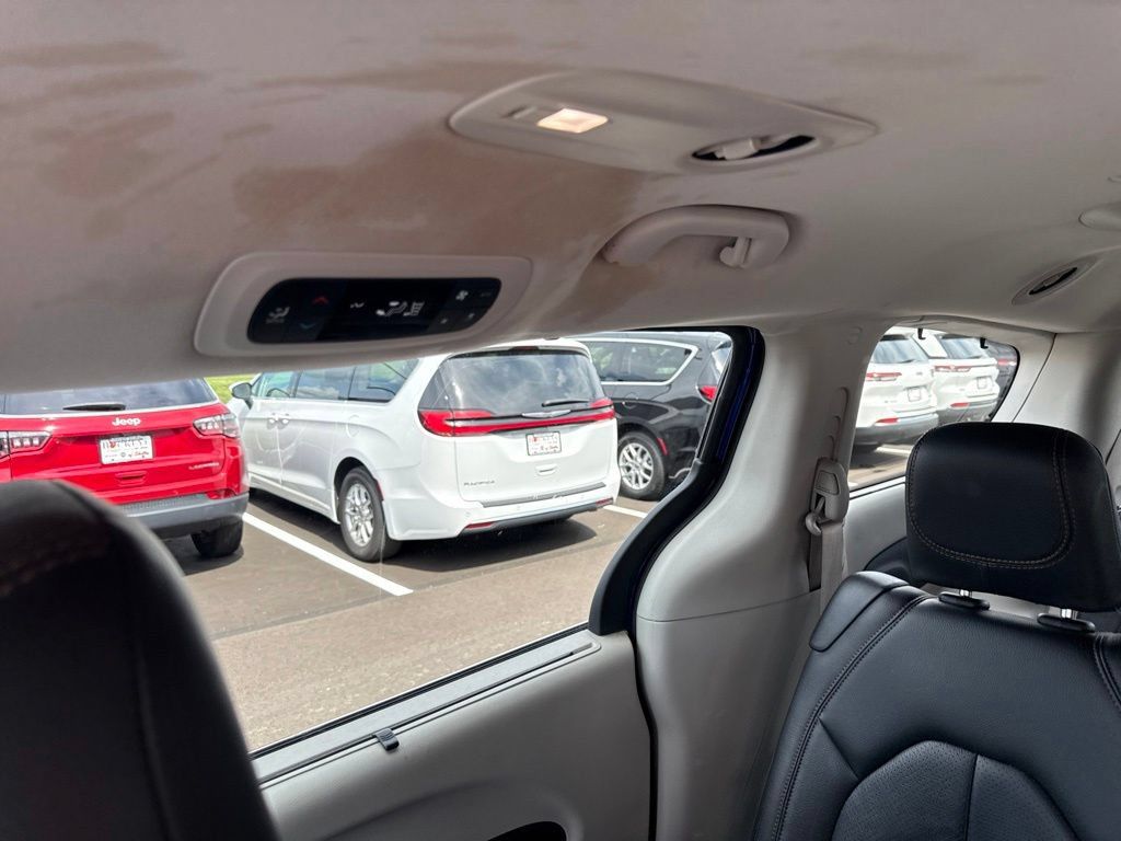 Used 2019 Chrysler Pacifica Touring-L FWD image 30