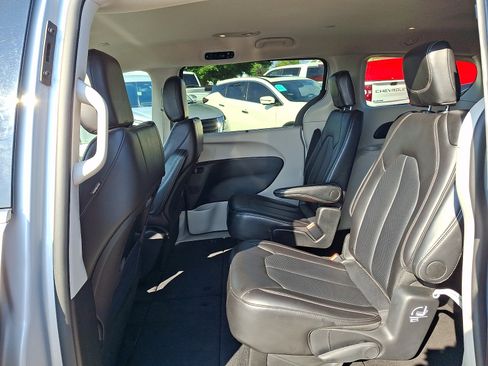 Used 2024 Chrysler Pacifica Touring-L FWD image 11