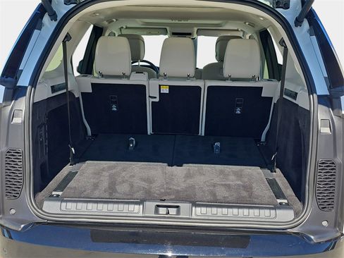 Used 2025 Land Rover Discovery Dynamic SE image 13