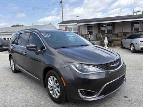 Used 2017 Chrysler Pacifica Touring-L FWD image 6