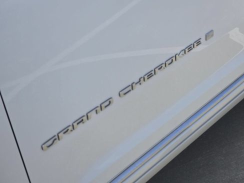 Used 2024 Jeep Grand Cherokee Summit AWD/4WD image 11