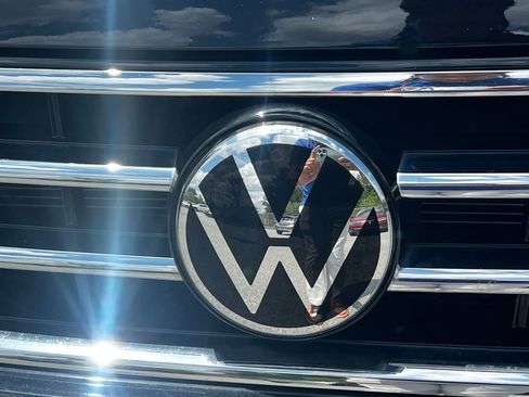 Used 2024 Volkswagen Tiguan SE image 3