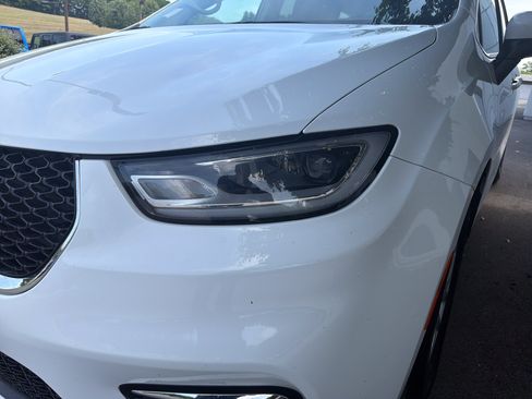 Used 2023 Chrysler Pacifica Touring-L FWD image 10