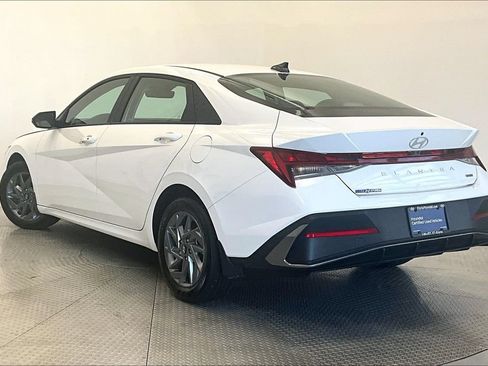 Used 2024 Hyundai Elantra Blue FWD image 12