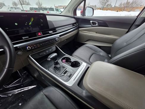 Used 2025 Kia Carnival image 23