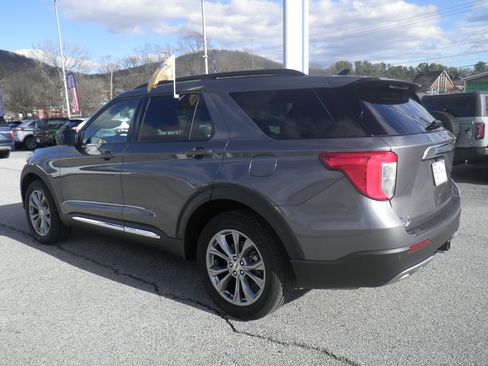 Certified 2022 Ford Explorer XLT w/ Equipment Group 202A image 3