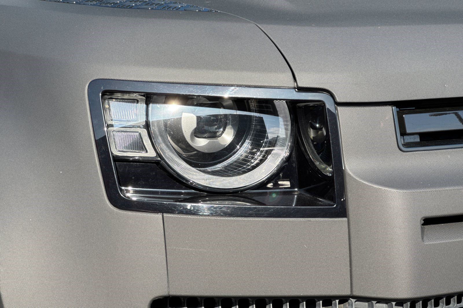 Used 2024 Land Rover Defender 110 X-Dynamic SE AWD/4WD image 12