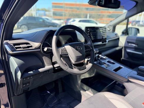 Used 2022 Toyota Sienna XSE w/ XSE Plus Package image 12