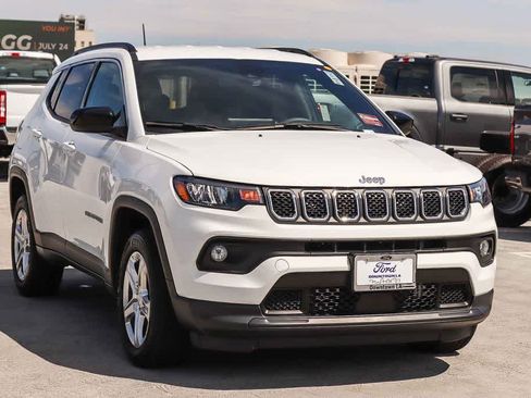 Used 2023 Jeep Compass Latitude AWD/4WD image 3