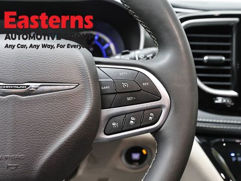 Used 2023 Chrysler Pacifica Touring-L image 16