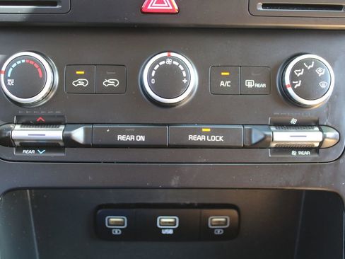 Used 2022 Kia Carnival LX FWD image 46