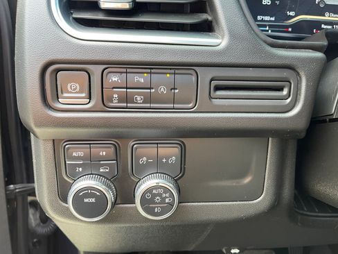 Used 2024 GMC Yukon SLT w/ SLT Premium Package AWD/4WD image 21