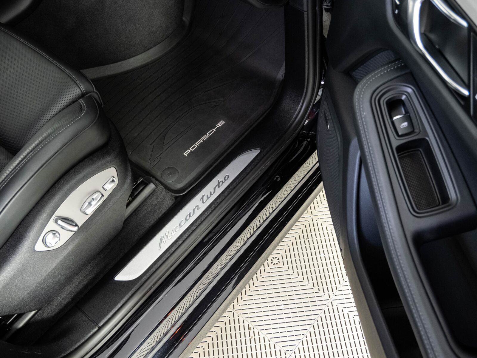 Used 2021 Porsche Macan Turbo AWD/4WD image 25