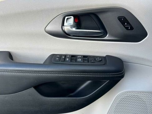 Used 2023 Chrysler Pacifica Touring-L image 11