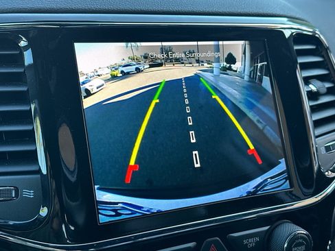 Used 2021 Jeep Grand Cherokee Laredo X image 19