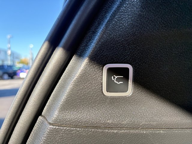 Used 2025 Chrysler Pacifica Limited FWD image 18