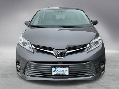 Used 2018 Toyota Sienna L image 9