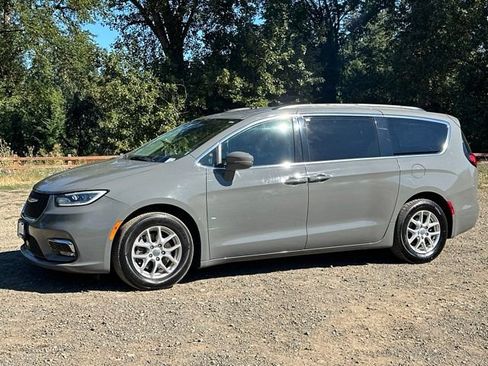 Used 2022 Chrysler Pacifica Touring-L FWD image 5