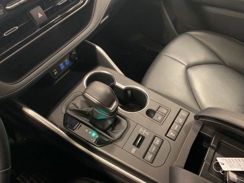 Used 2022 Toyota Highlander XLE image 12