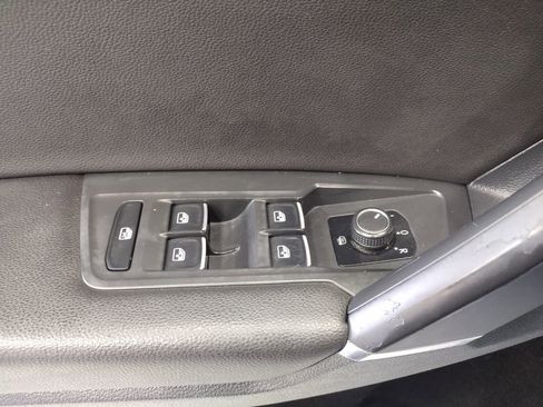 Used 2018 Volkswagen Tiguan SE FWD image 21