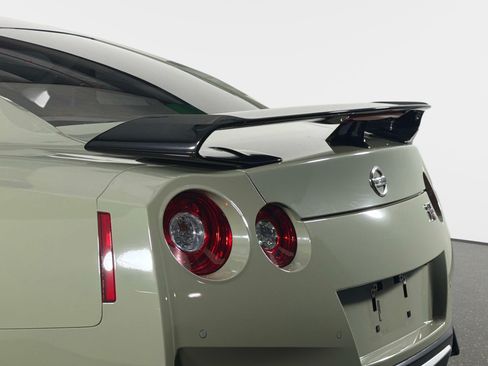 Used 2021 Nissan GT-R Premium AWD/4WD image 13