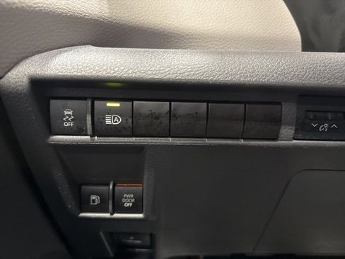 Used 2024 Toyota Sienna Limited image 19