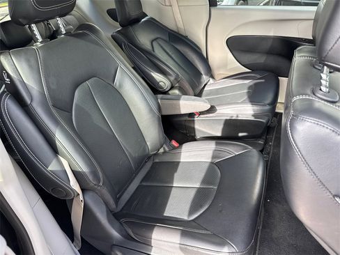 Used 2022 Chrysler Pacifica Touring-L image 5