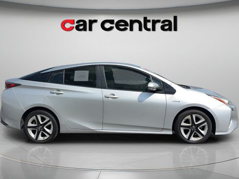 Used 2016 Toyota Prius Three Touring FWD image 6