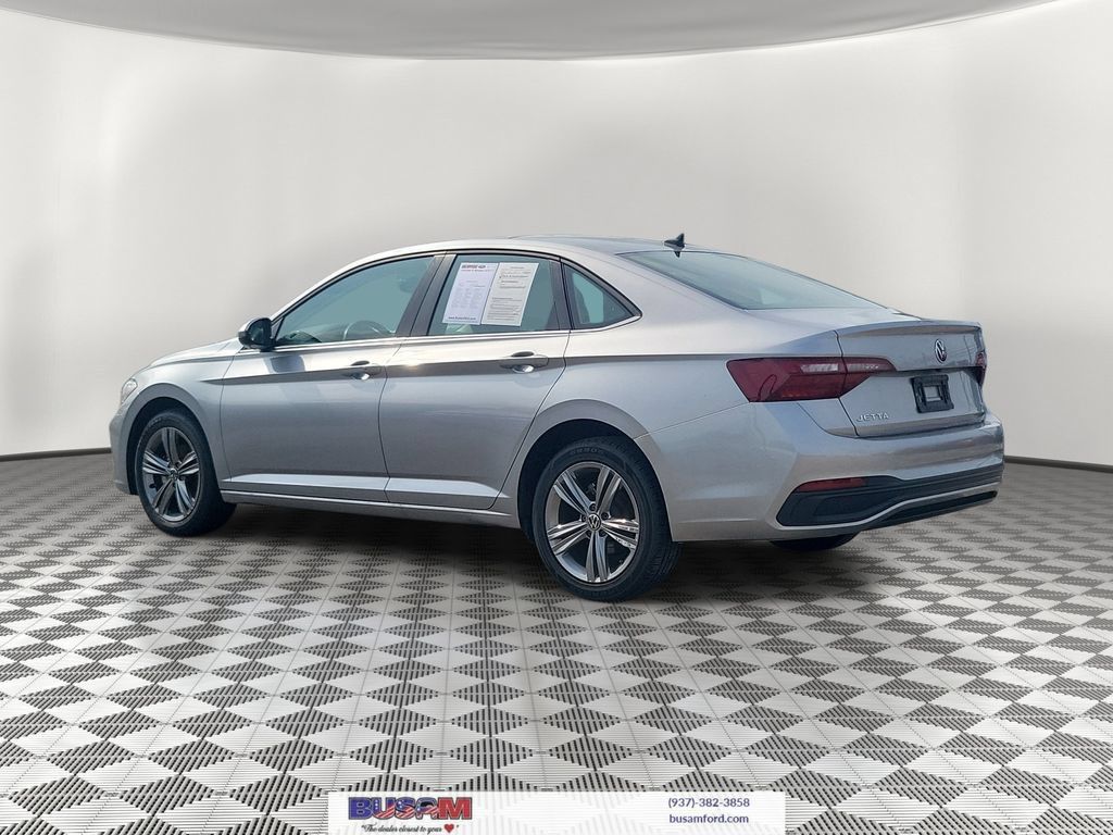 Used 2024 Volkswagen Jetta SE FWD image 3