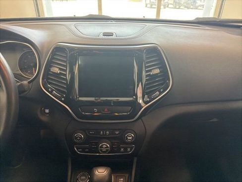 Used 2019 Jeep Cherokee Limited w/ Luxury Group AWD/4WD image 33