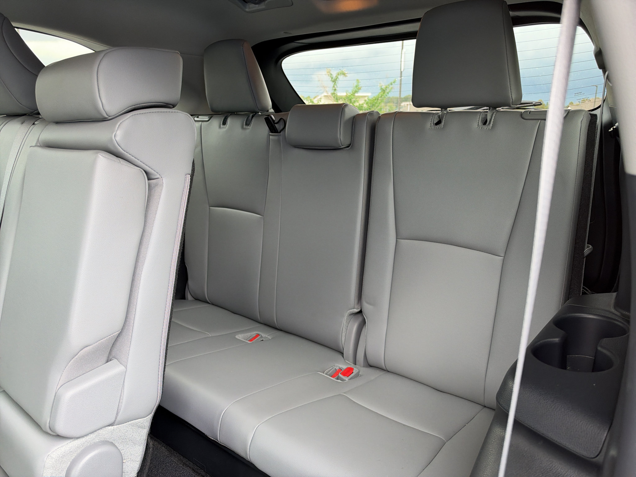 Used 2024 Toyota Highlander XLE FWD image 16