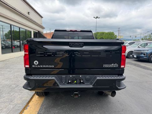 Used 2024 Chevrolet Silverado 2500 High Country w/ High Country Premium Package AWD/4WD image 8