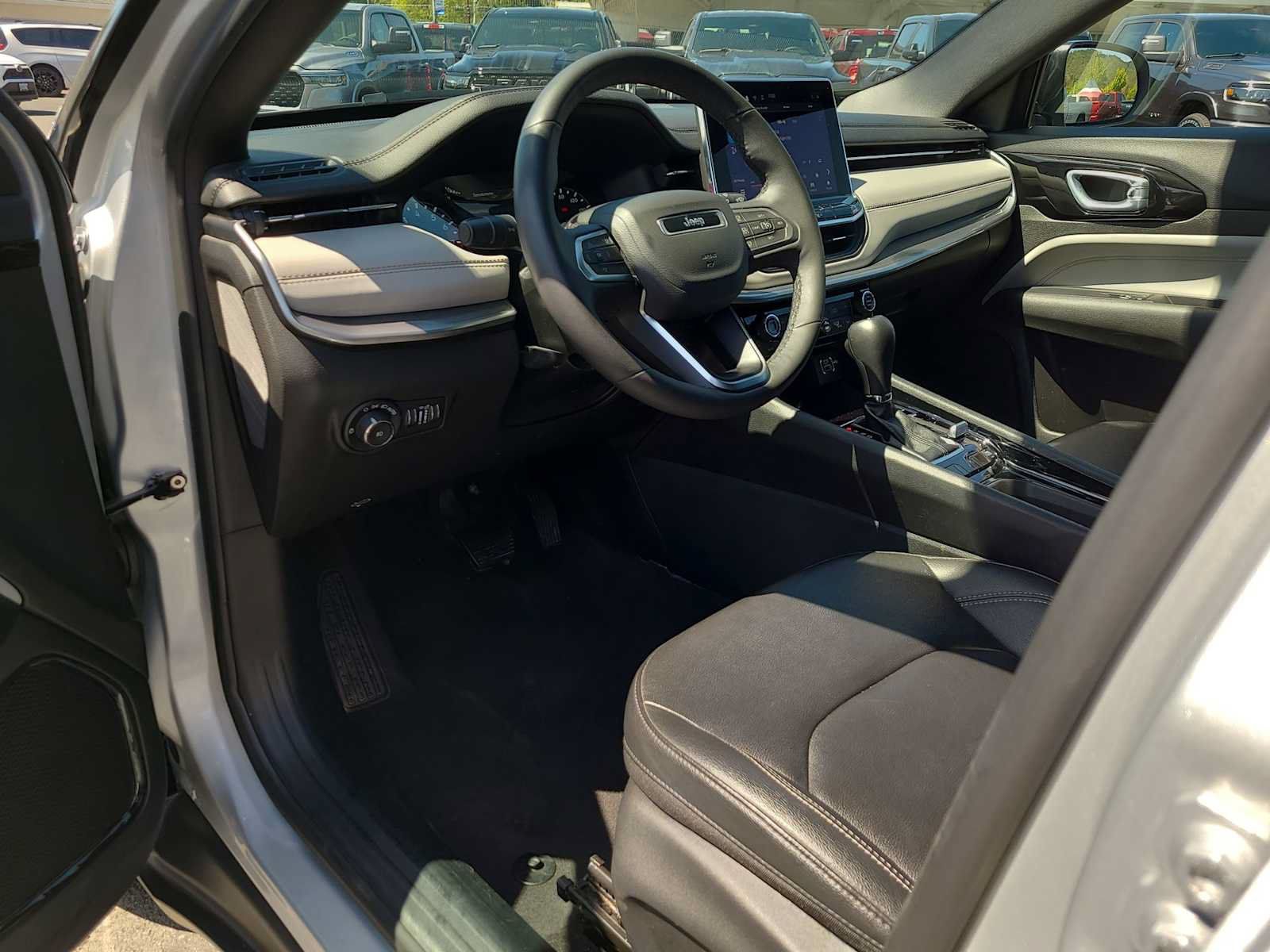 Used 2025 Jeep Compass Limited AWD/4WD image 10