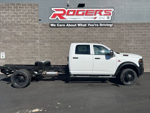 New 2026 RAM 4500 4x4 Crew Cab DRW image 4