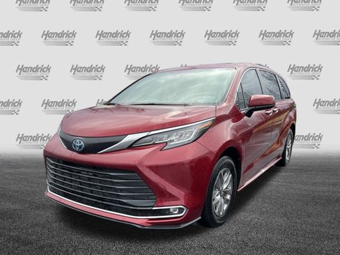 Used 2023 Toyota Sienna XLE image 5