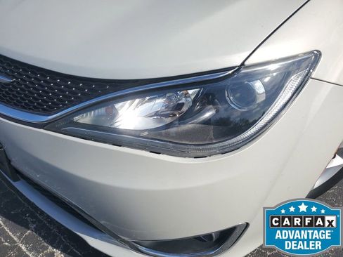 Used 2017 Chrysler Pacifica Touring-L w/ Tire & Wheel Group image 17