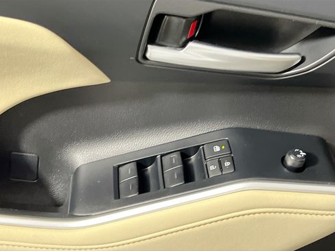 Used 2024 Toyota Highlander XLE FWD image 17