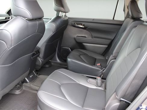 Used 2023 Toyota Highlander XLE AWD/4WD image 20